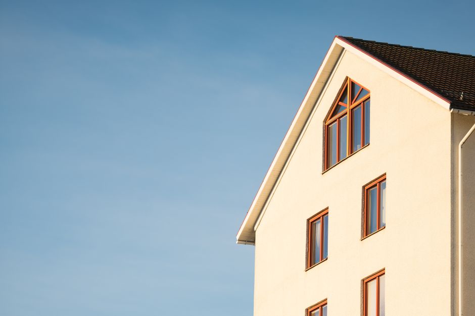 Minimalistička stambena zgrada moderne fasade