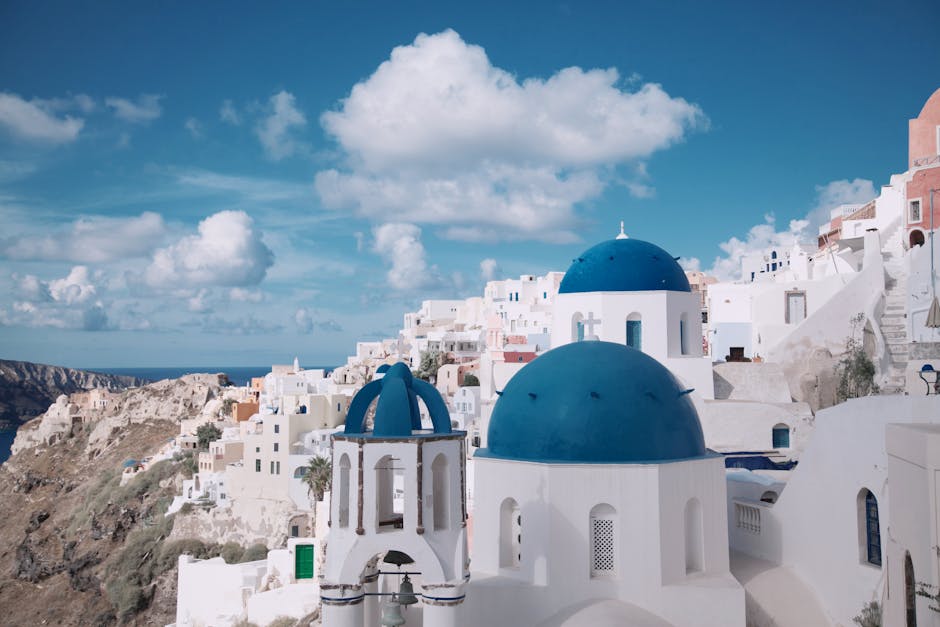 Prekrasan pogled na Oia s plavim kupolama u Santorini